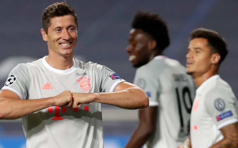 Imagem mostra Lewandowski, artilheiro do Bayern de Munique, comemorando seu gol em duelo da Champions League