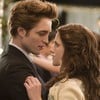 Robert Pattinson e Kristen Stewart dançam em cena de baile no filme Crepúsculo (2008)