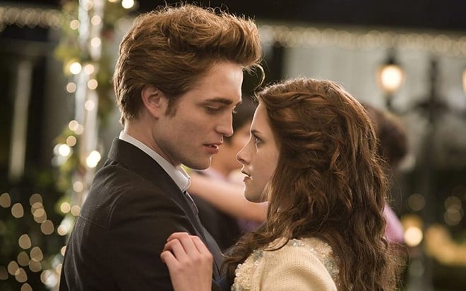 Robert Pattinson e Kristen Stewart dançam em cena de baile no filme Crepúsculo (2008)