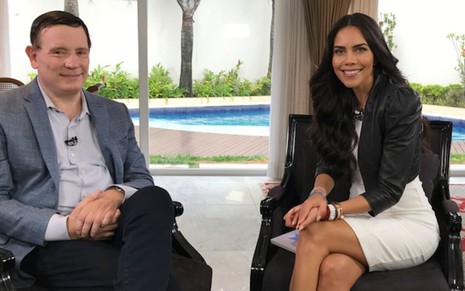 Roberto Cabrini ao lado de Daniela Albuquerque em entrevista para o programa Sensacional, da RedeTV!