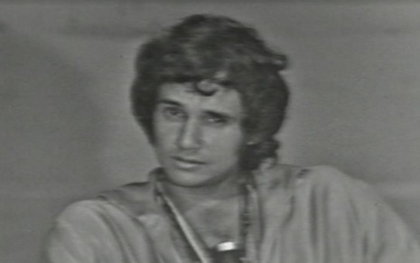 Roberto Carlos jovem, em imagem de arquivo da Record, exibida na TV em preto e branco há algumas décadas