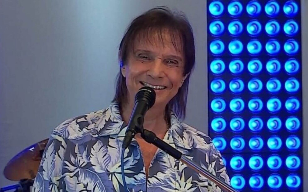 Sorridente, Roberto Carlos se apresenta em live multiplataforma transmitida em 19 de abril