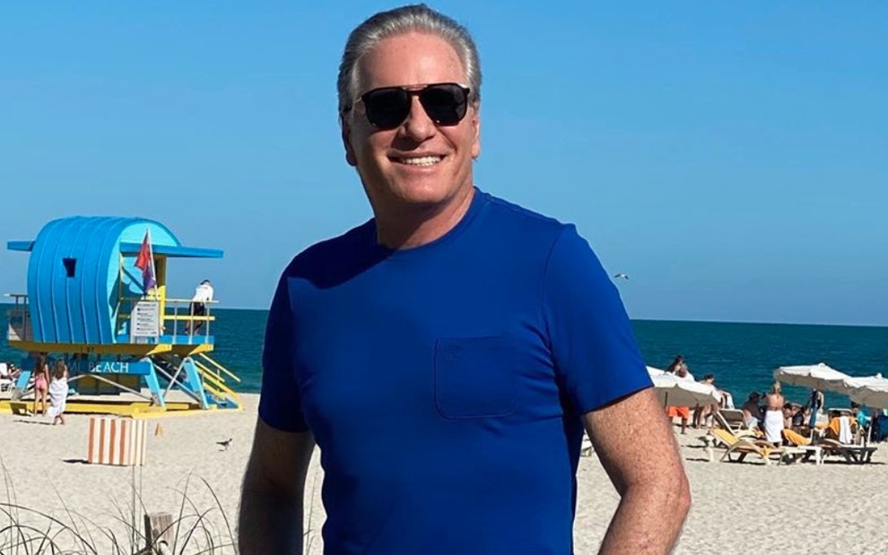 Roberto Justus de camiseta azul numa praia em Miami, Estados Unidos, em janeiro deste ano