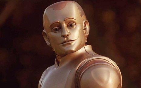 O robô Andrew (Robin Williams) olha para a frente em O Homem Bicentenário (2000)