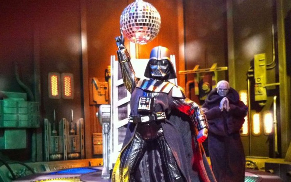 Boneco de Darth Vader imita posição clássica de Os Embalos de Sábado à Noite enquanto é observado pelo imperador Palpatine