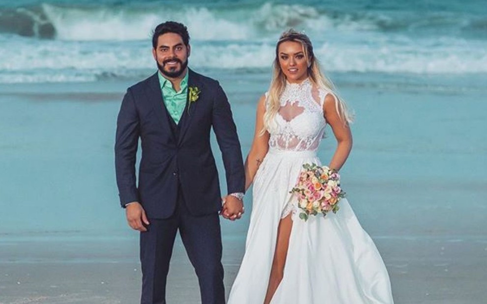Rodolffo e Rafa Kalimann com roupas de casamento em cerimônia realizada em uma praia do Ceará