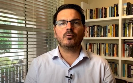 Rodrigo Constantino falando em vídeo publicado no YouTube, com uma estante de livros ao fundo