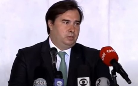O deputado Rodrigo Maia diante de vários microfones durante entrevista coletiva