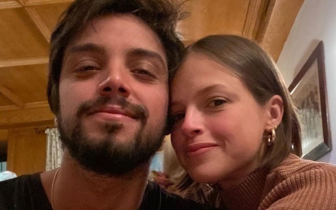Imagem de Rodrigo Simas e Agatha Moreira abraçados