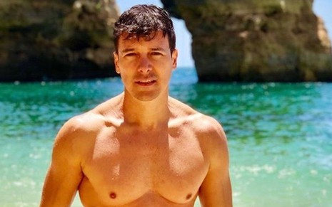 Rodrigo Faro na praia de sunga