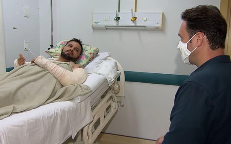 Romano dos Anjos, no hospital, ferido, em entrevista ao repórter Eduardo Ribeiro, da Record