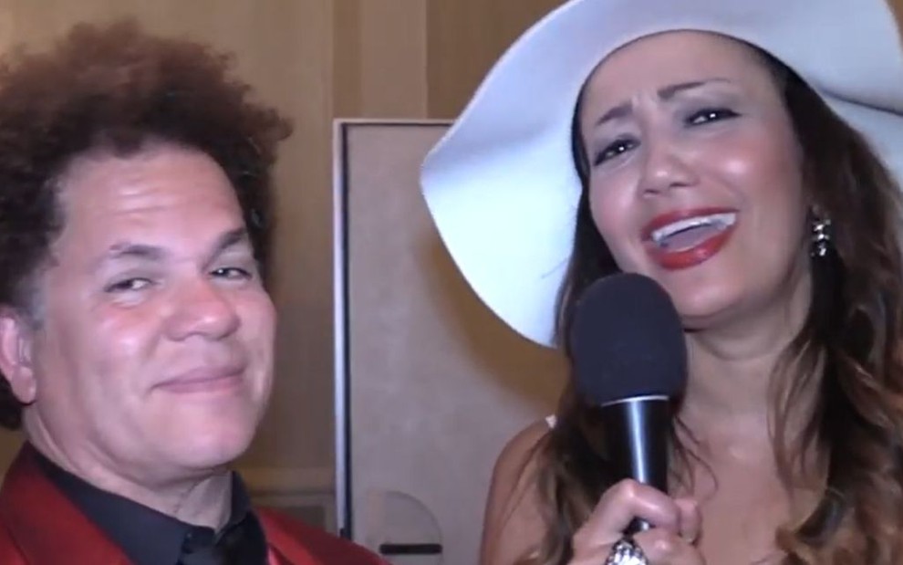 Romero Britto em entrevista para a brasileira Adriana Calado, em Munique, Alemanha, no ano de 2017