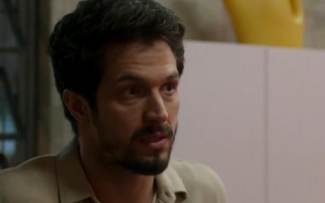 O ator Romulo Estrela com expressão de preocupação em cena como o Marcos de Bom Sucesso