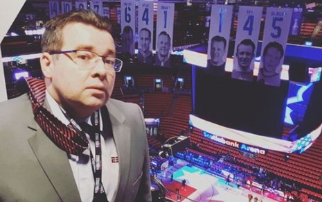 Imagem de Rômulo Mendonça na cabine de transmissão da ESPN nas finais da NBA em Toronto