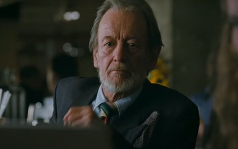 Imagem de Ronald Pickup caracterizado como Norman Cousins no filme O Exótico Hotel Marigold
