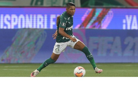 Atacante Rony em ação pelo Palmeiras, com a bola