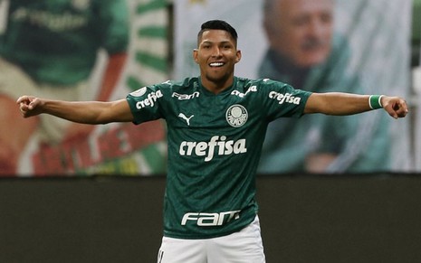 Imagem de Rony festejando gol pelo Palmeiras com os braços abertos