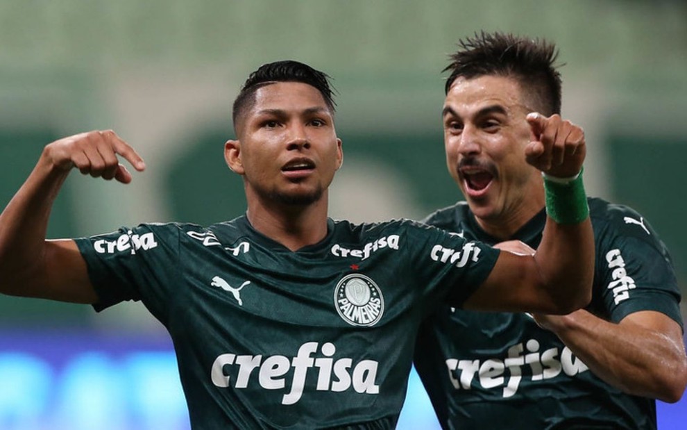 Rony e Willian comemoram gol pelo Palmeiras