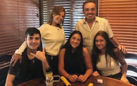 Gugu Liberato e Rose Di Matteo com os filhos João Augusto, Sofia e Marina Liberato em foto publicada no Instagram em novembro de 2019