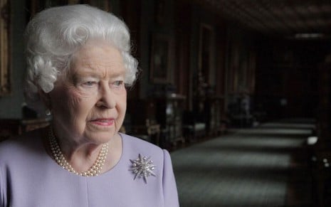 A Rainha Elizabeth 2ª no castelo de Windsor em foto publicada pelo site oficial da realeza britânica