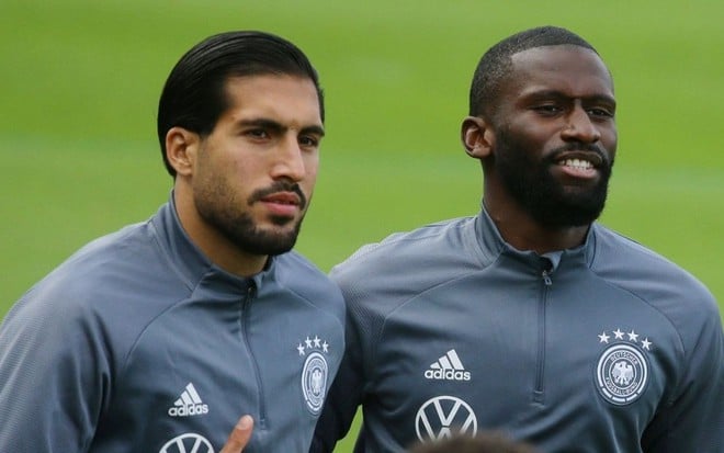 Imagem mostra Emre Can e Rüdiger em treino da seleção da Alemanha