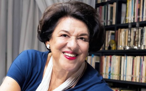 A autora Ruth Rocha posa para foto em sua biblioteca