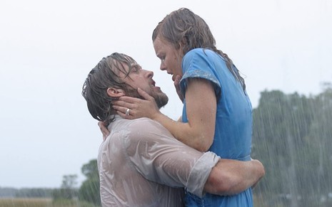 Molhado e na chuva, Ryan Gosling segura Rachel McAdams no colo; os dois se encaram em cena de Diário de uma Paixão (2004)