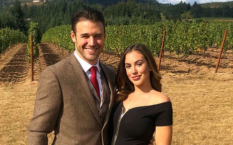 Os atores Ryan Guzman e Chrysty Ane Lopes posam em meio a uma plantação em foto do Instagram