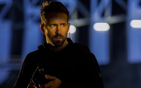 Ryan Reynolds em cena do filme Esquadrão 6 (2020), da Netflix