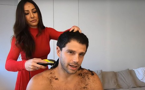 Sabrina Sato cortando o cabelo de Duda Nagle em vídeo publicado no YouTube em 2 de abril de 2020