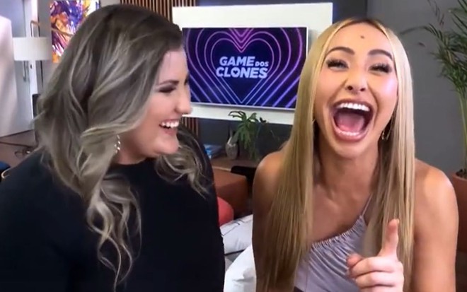 Participante Ísis, do Game dos Clones, observa Sabrina Sato gargalhando no estúdio do programa