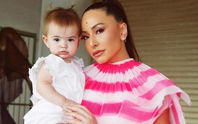 Sabrina Sato e sua filha Zoe, de um ano