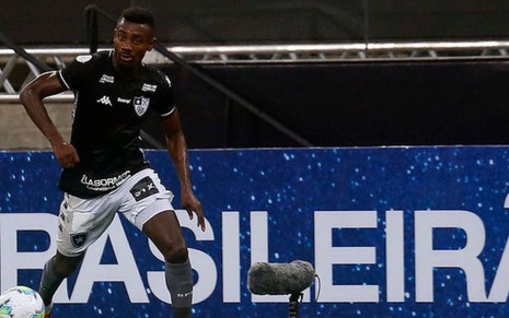 Atacante Salomon Kalou com a bola dominada em duelo do Botafogo no Brasileirão