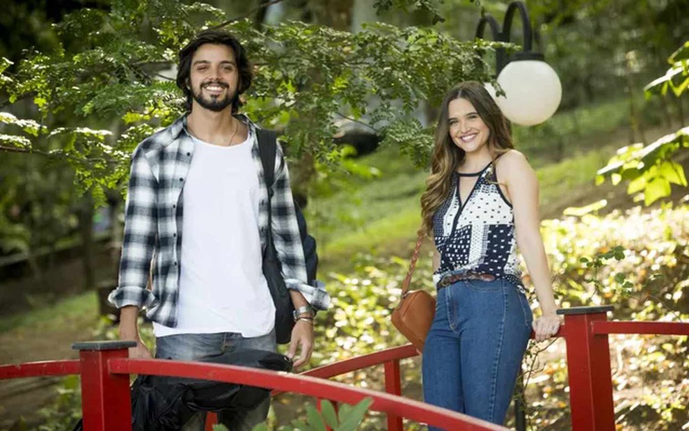 Os atores Rodrigo Simas e Juliana Paiva, posando para foto lado a lado, como Alejandro e Luna, em Salve-se Quem Puder