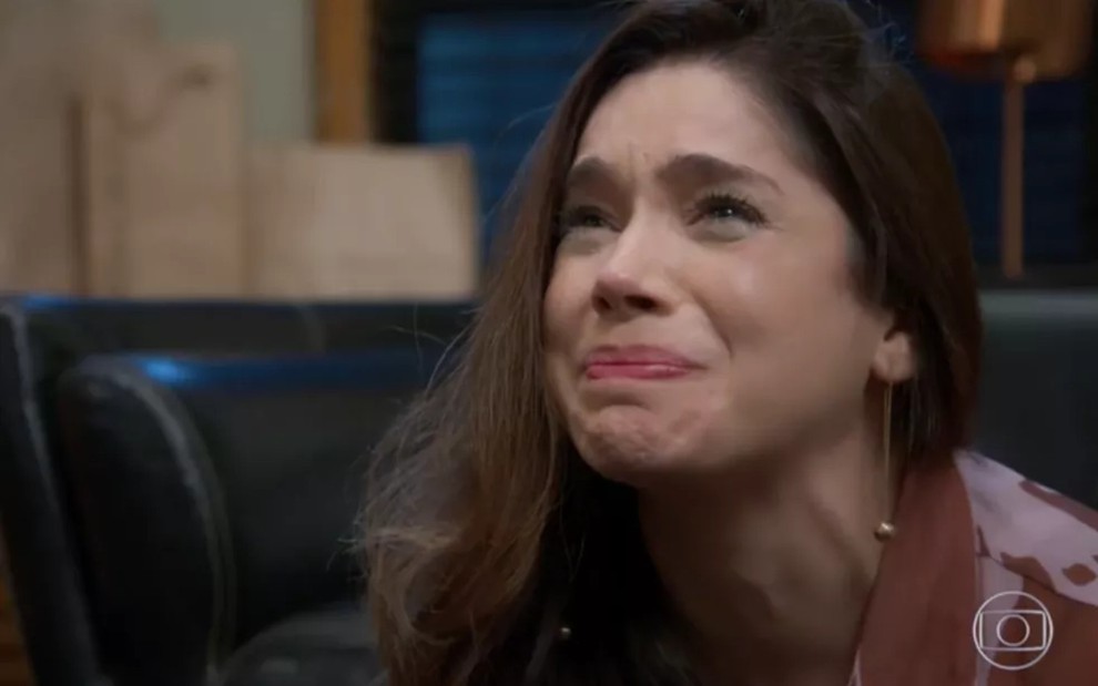 A atriz Sabrina Petraglia com expressão de choro em cena de Haja Coração
