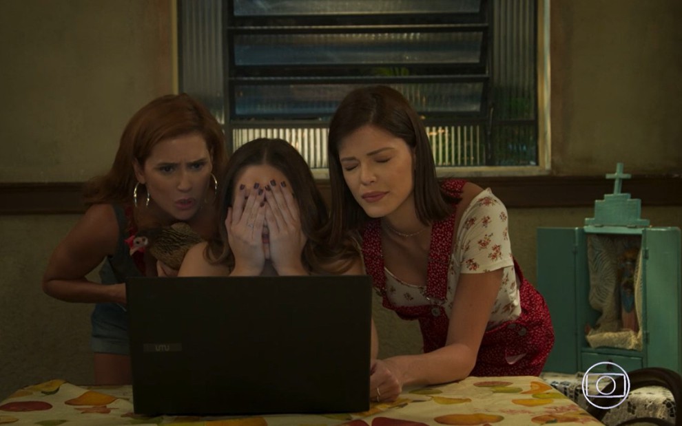 Deborah Secco, Juliana Paiva e Vitória Strada olham para a tela do computador decepcionadas em Salve-se Quem Puder