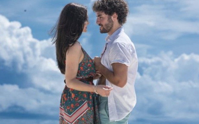 Os atores Juliana Paiva e José Condessa em cena da novela Salve-se Quem Puder