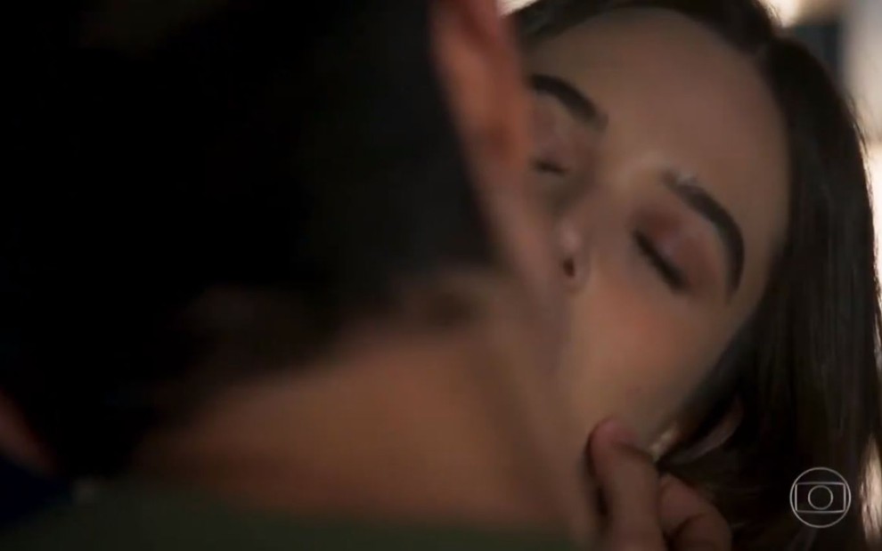 Imagem de beijo entre Téo e Luna em Salve-se Quem Puder