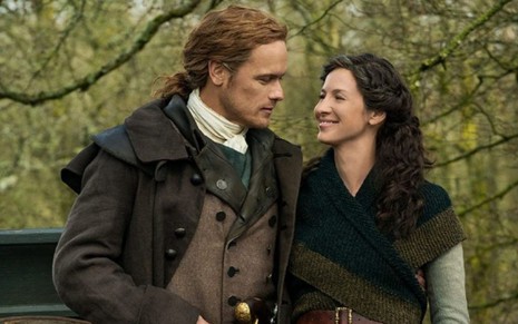Jamie Fraser (Sam Heughan) olha apaixonadamente para Claire (Caitriona Balfe) em cena de Outlander