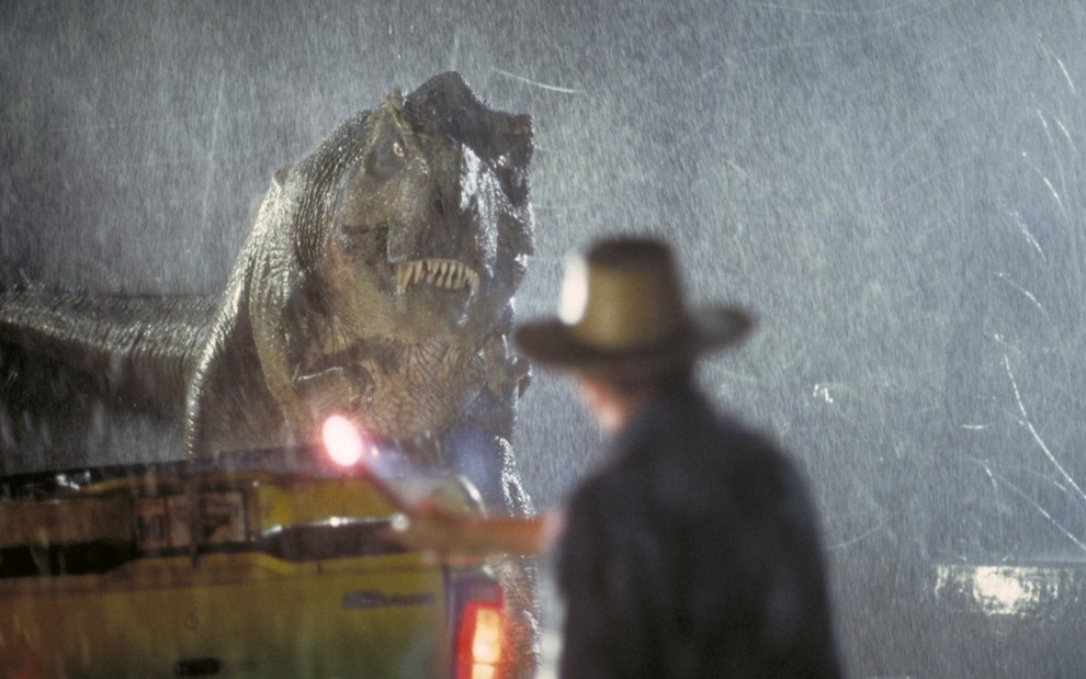 Sam Neill enfrenta dinossauro em cena de Jurassic Park