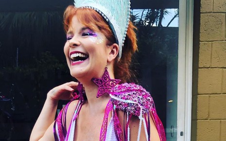 Samara Felippo fantasiada com ombreiras coloridas e sorrindo em foto publicada no Instagram