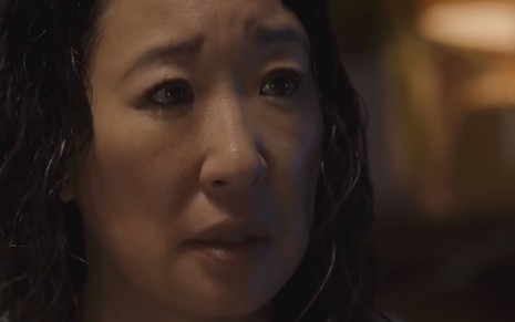 Rosto da atriz Sandra Oh em cena de Killing Eve em ambiente escuro