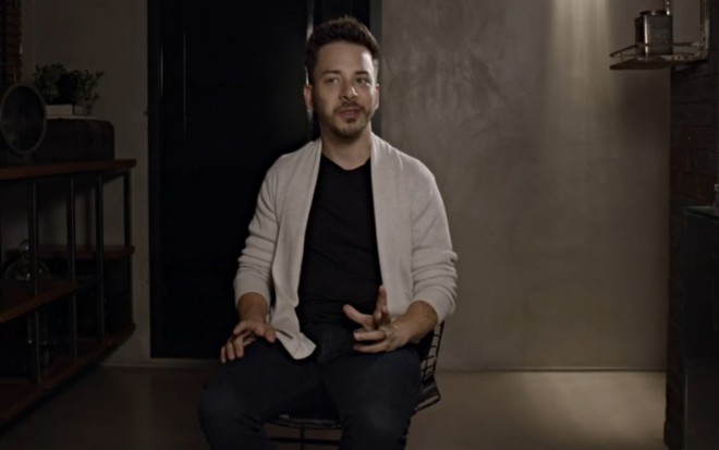 O cantor e músico Junior Lima em trecho da série documental Sandy e Junior: A História