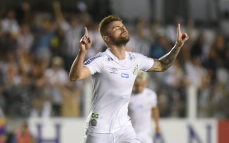 O atacante Eduardo Sasha levanta as mãos para o céu e comemora gol do Santos na Vila Belmiro