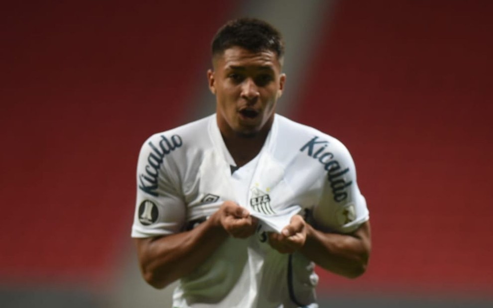 O jogador de futebol e atacante Marcos Leonardo mostra o símbolo do Santos FC na partida entre Santos e San Lorenzo na noite de terça (13)