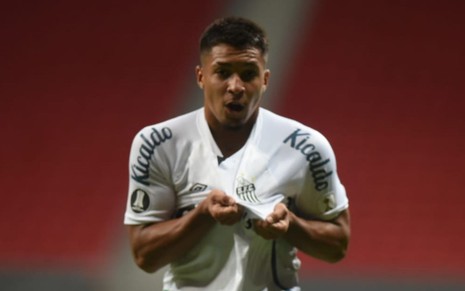 O jogador de futebol e atacante Marcos Leonardo mostra o símbolo do Santos FC na partida entre Santos e San Lorenzo na noite de terça (13)