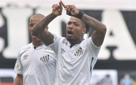 Ao lado de Carlos Sánchez, Marinho levanta os braços e faz o sinal do VAR durante comemoração de gol do Santos