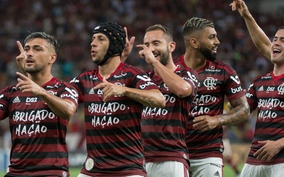 Em fila, seis jogadores do Flamengo comemoram gol marcado contra o Avaí no Maracanã