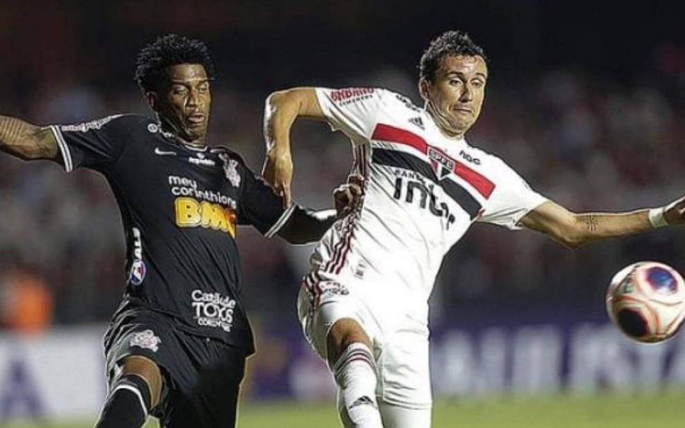 Imagem de Gil (do Corinthians) e Pablo (do São Paulo) disputando bola durante clássico no Paulistão 2020, em fevereiro