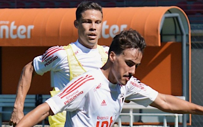 Imagem de Igor Gomes (à frente) e Hernanes em treino do São Paulo no CT da Barra Funda